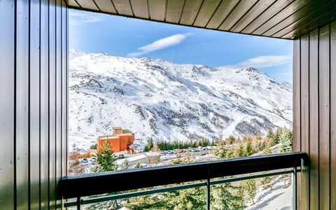 Les Menuires 520: Ciel, Jour, Propriété, Montagne, Lumière, Nuage, Ombre, Neige, Pente, Architecture