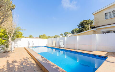 Torre del Sol: Ciel, L'Eau, Propriété, Jour, Piscine, Plante, Bâtiment, Bleu Azur, Arbre, Ombre