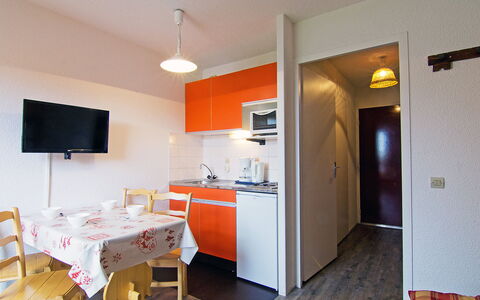 Carlines 1 - 46: Meubles, Cabinetry, Comptoir, Bois, Robinet, Bâtiment, Design Intérieur, Chaise, Évier, Sol