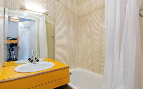 Carlines 1 - 46: Salle De Bains, Pièce, Propriété, Design Intérieur, Jaune, Rideau, Tuile, Mur, Immobilier, Architecture