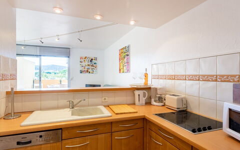 Bormes-Les-Mimosas 300: Marron, Robinet, Cabinetry, Evier, Évier, Comptoir, Luminaire Plomberie, Meubles, Bois, Cuisine