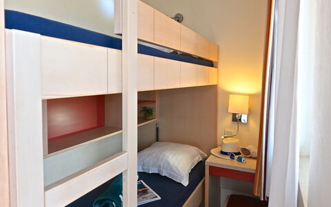 Agay Village Cap Esterel 400: Lit, Chambre, Lit Superposé, Design Intérieur, Drap De Lit, Literie, Meubles, Cadre De Lit, Sol, Pièce