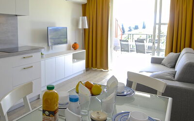 Le Village (Vj 107) 400.78: Propriété, Meubles, Cabinetry, Rideau, Bleu Azur, Bouteille, Table, Design Intérieur, Vaisselle, Comptoir