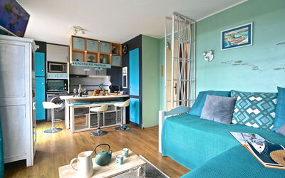 Le Village (C4 323) 400.75: Propriété, Meubles, Bleu, Canapé, Vert, Bleu Azur, Cadre, Design Intérieur, Table, Salon