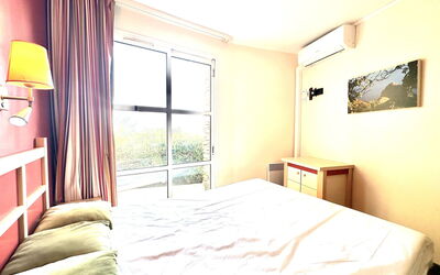 Le Village (C4 008) 400.68: Lit, Chambre, Literie, Design Intérieur, Meubles, Drap De Lit, Pièce, Sol, Linge, Sol