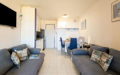 Le Village (E1103) 400.34: Cadre, Meubles, Bâtiment, Canapé, Confort, Table, Bleu Azur, Lampe, Porte, Salon