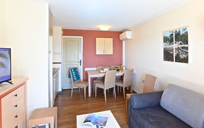Logement:&nbsp;Le Village (E1 309) 400.67