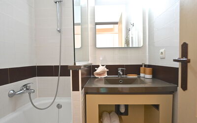 Village Cap Estérel - le Village 400.80: Miroir, Robinet, Luminaire Plomberie, Propriété, Lavabo, Évier, Salle De Bains, Design Intérieur, Bâtiment
