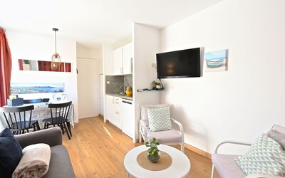 Le Village (C5 235) 400.52: Meubles, Table, Confort, Cadre, Salon, Canapé, Plante D'Appartement, Sol, Chaise, Sol