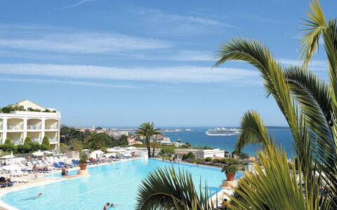 Cannes 464: L'Eau, Ciel, Nuage, Propriété, Plante, Station Balnéaire, Piscine, Bleu Azur, Bâtiment, Arbre