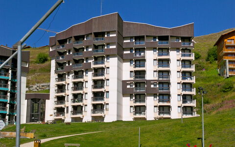 Les Menuires 600: Ciel, Bâtiment, Propriété, Fenêtre, Lot Terre, Design Urbain, Bloc Tour, Herbe, Condominium, Quartier