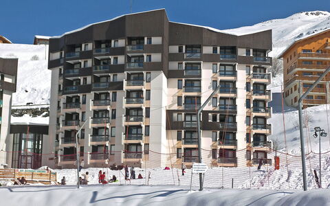 Les Menuires 600: Bâtiment, Ciel, Jour, Propriété, Fenêtre, Neige, Architecture, Design Urbain, Quartier, Condominium