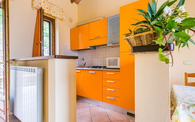 Erica 962.6: Cabinetry, Propriété, Bâtiment, Comptoir, Bois, Plante, Design Intérieur, Orange, Architecture, Cuisine
