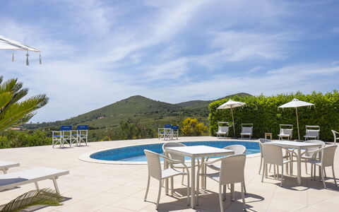 Collina delle Stelle: Nuage, Ciel, Table, Propriété, Meubles, Bleu Azur, Chaise, Piscine, Mobilier De Jardin, Ombre