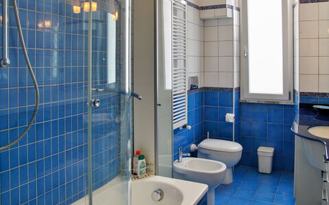 Sotto Il Segno dei Pesci: Luminaire Plomberie, Miroir, Robinet, Propriété, Évier, Salle De Bains, Violet, Lavabo, Bleu Azur, Bâtiment
