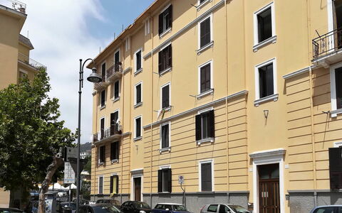 Sotto Il Segno dei Pesci: Voiture, Roue, Véhicule, Bâtiment, Ciel, Fenêtre, Nuage, Design Urbain