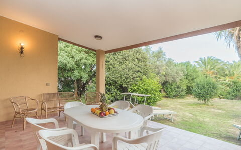 Villa Monte Nai (Rei420): Table, Meubles, Plante, Propriété, Chaise, Ombre, Design Intérieur, Bois, Sol, Immobilier