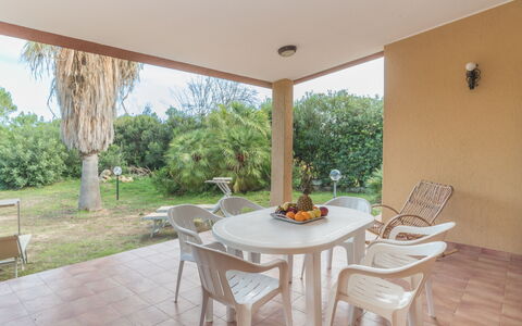 Villa Monte Nai (Rei420): Plante, Meubles, Propriété, Table, Chaise, Ombre, Design Intérieur, Éclairage, Bois, Arbre