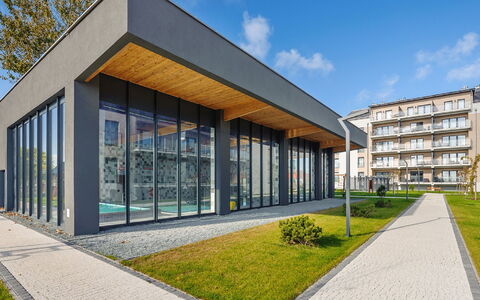 Pięć Mórz: Ciel, Plante, Nuage, Bâtiment, Lot Terre, Design Urbain, Herbe, Ombre, Fenêtre, Arbre