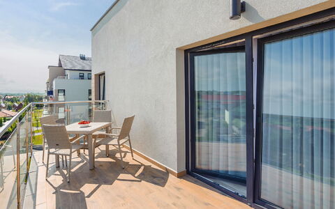 Pięć Mórz: Propriété, Bâtiment, Fenêtre, Ombre, Bois, Chaise, Table, Pot De Fleur, Ciel, Mobilier De Jardin