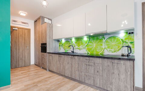 Pięć Mórz: Cabinetry, Bâtiment, Comptoir, Vert, Bois, Maison, Sol, Sol, Cuisine, Immobilier