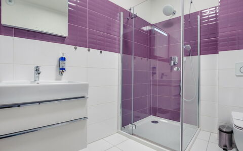Pięć Mórz: Luminaire Plomberie, Tete De Douche, Bâtiment, Douche, Violet, Salle De Bains, Design Intérieur, Maison, Tige De Douche