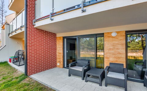 Jantar Park: Plante, Meubles, Bâtiment, Ombre, Design Intérieur, Porte, Sol, Chaise, Condominium, Fenêtre