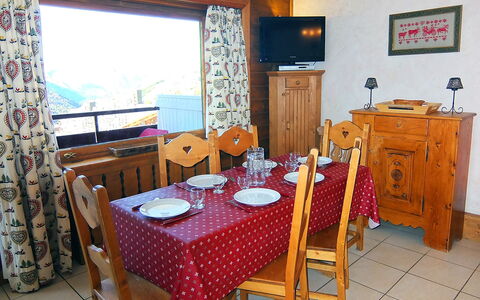 Oisans 37: Table, Meubles, Cabinetry, Propriété, Chaise, Tiroir, Bois, Nappe De Table, Table Cuisine Et Salle A Manger, Design Intérieur