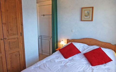 Oisans 37: Chambre, Lit, Pièce, Drap De Lit, Meubles, Propriété, Cadre De Lit, Literie, Matelas, Mur