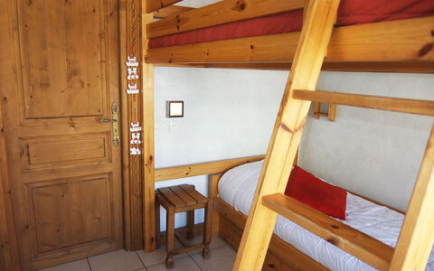 Oisans 37: Pièce, Meubles, Lit, Lit Superposé, Tache De Bois, Cabane En Rondins, Bois, Maison, Bâtiment, Hôtel
