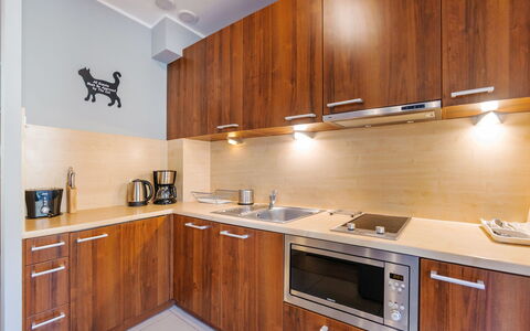 Cztery Pory Roku: Marron, Comptoir, Cabinetry, Propriété, Meubles, Blanc, Bâtiment, Cuisine, Évier, Bois