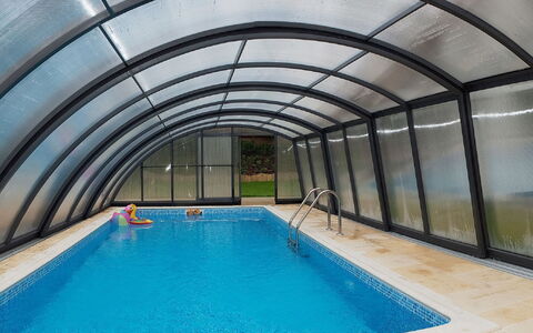 Cztery Pory Roku: L'Eau, Propriété, Bâtiment, Piscine, Bleu, Fenêtre, Plante, Ombre, Design Intérieur, Maison