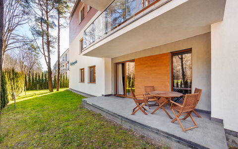 Cztery Pory Roku: Bâtiment, Plante, Propriété, Meubles, Table, Ciel, Fenêtre, Bois, Chaise, Éclairage