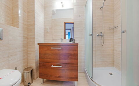 Cztery Pory Roku: Luminaire Plomberie, Armoire De Toilette, Robinet, Cabinetry, Propriété, Bâtiment, Meubles, Salle De Bains, Bois