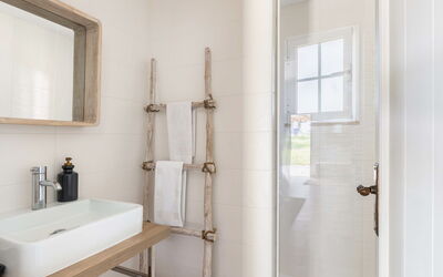 Quinta de Santa Emilia 2 1.2: Miroir, Luminaire Plomberie, Évier, Robinet, Salle De Bains, Fenêtre, Lavabo, Bois