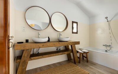 Quinta de Santa Emilia 3 1.3: Miroir, Bâtiment, Propriété, Meubles, Luminaire Plomberie, Table, Baignoire, Bois, Salle De Bains