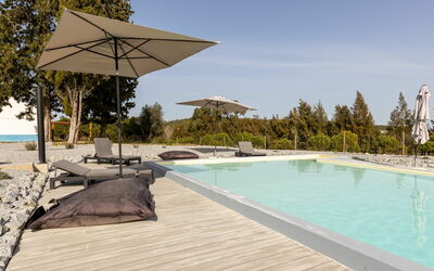 Alcácer Do Sal 1: L'Eau, Ciel, Plante, Piscine, Arbre, Ombre, Mobilier De Jardin, Balancelle, Composite, Bois