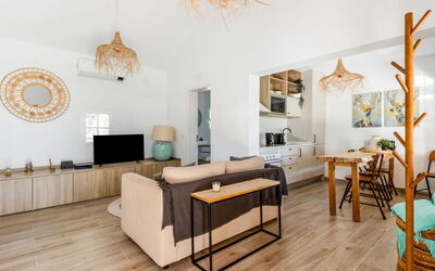 Quinta de Santa Emilia 1 1.1: Meubles, Table, Canapé, Bâtiment, Bois, Design Intérieur, Maison, Salon, Sol, Sol