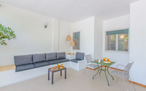Villa Talise: Table, Canapé, Meubles, Plante, Design Intérieur, Bâtiment, Salon, Bois, Éclairage, Orange