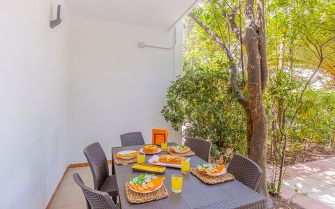 Villa Talise: Table, Meubles, Plante, Chaise, Design Intérieur, Bois, Mobilier De Jardin, Sol, Vaisselle, Bâtiment