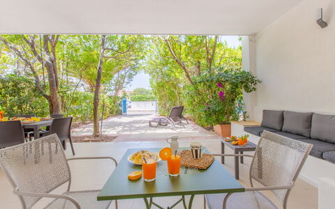Villa Talise: Table, Meubles, Propriété, Bâtiment, Plante, Chaise, Pot De Fleur, Arbre, Ombre, Canapé