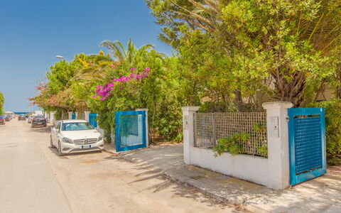 Villa Talise: Ciel, Jour, Plante, Bâtiment, Surface De La Route, Voiture, Lot Terre, Asphalte, Roue