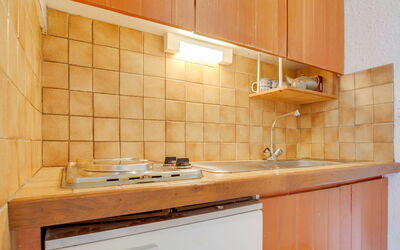 Aravis 314 510.5: Propriété, Pièce, Meubles, Comptoir, Cabinetry, Tuile, Cuisine, Design Intérieur, Contre-Plaqué, Maison