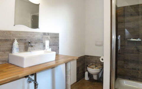 Hexenstüble: Miroir, Propriété, Évier, Armoire De Toilette, Robinet, Luminaire Plomberie, Lavabo, Salle De Bains, Architecture, Bois