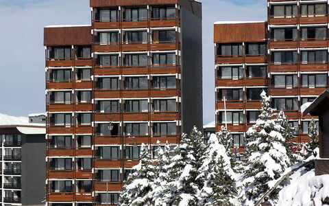 Les Menuires 230: Bâtiment, Jour, Propriété, Fenêtre, Ciel, Neige, Monde, Architecture, Design Urbain, Bloc Tour