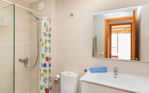 Edificio Tamarius: Miroir, Luminaire Plomberie, Propriété, Tete De Douche, Évier, Salle De Bains, Violet, Robinet, Douche