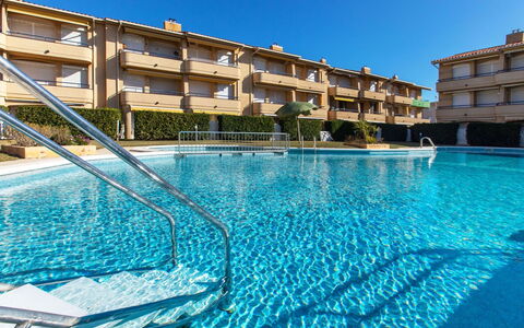 Edificio Tamarius: L'Eau, Ciel, Bâtiment, Jour, Propriété, Bleu, Piscine, Bleu Azur, Loisir, Fenêtre