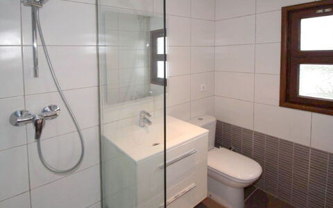 Pals 910: Luminaire Plomberie, Miroir, Tete De Douche, Salle De Bains, Bâtiment, Fenêtre, Porte De Douche, Douche, Design Intérieur
