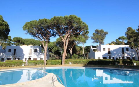 Pals 910: L'Eau, Ciel, Plante, Propriété, Bâtiment, Piscine, Arbre, Bleu Azur, Ombre, Architecture