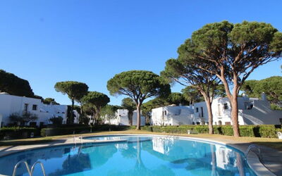 Pals 910: L'Eau, Ciel, Plante, Jour, Piscine, Arbre, Bleu Azur, Bâtiment, Ombre, Mobilier De Jardin